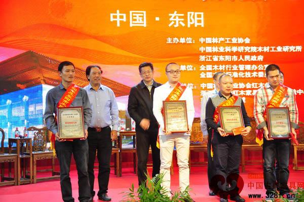 卓木王總經(jīng)理杜長(zhǎng)江(前排左二)領(lǐng)取2014年度東陽(yáng)市木雕?紅木家具十大精品獎(jiǎng) 卓木王總經(jīng)理杜長(zhǎng)江(前排左二)領(lǐng)取2014年度東陽(yáng)市木雕?紅木家具十大精品獎(jiǎng)
