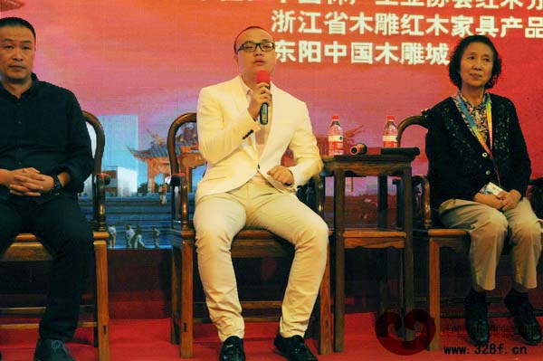 卓木王總經(jīng)理杜長(zhǎng)江在第四屆中國(guó)木雕紅木家具發(fā)展論壇上發(fā)言 卓木王總經(jīng)理杜長(zhǎng)江在第四屆中國(guó)木雕紅木家具發(fā)展論壇上發(fā)言