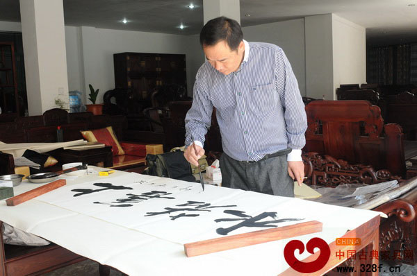 當(dāng)代著名書(shū)法家、中國(guó)國(guó)粹書(shū)畫(huà)藝術(shù)研究院理事何子龍正在題字 當(dāng)代著名書(shū)法家、中國(guó)國(guó)粹書(shū)畫(huà)藝術(shù)研究院理事何子龍正在題字