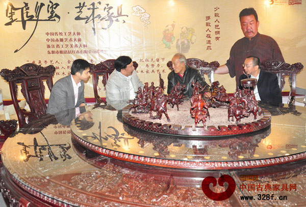 金彪云大師(圖左二)與明清宮廷家具專家、故宮博物院副研究員周京南(圖右一),傳承工藝大師、古典家具修復專家王秀林(圖右二),中國古典家具網(wǎng)、《品牌紅木》雜志CEO林偉華(圖左一)在明清居展館內(nèi)交談 金彪云大師(圖左二)與明清宮廷家具專家、故宮博物院副研究員周京南(圖右一),傳承工藝大師、古典家具修復專家王秀林(圖右二),中國古典家具網(wǎng)、《品牌紅木》雜志CEO林偉華(圖左一)在明清居展館內(nèi)交談