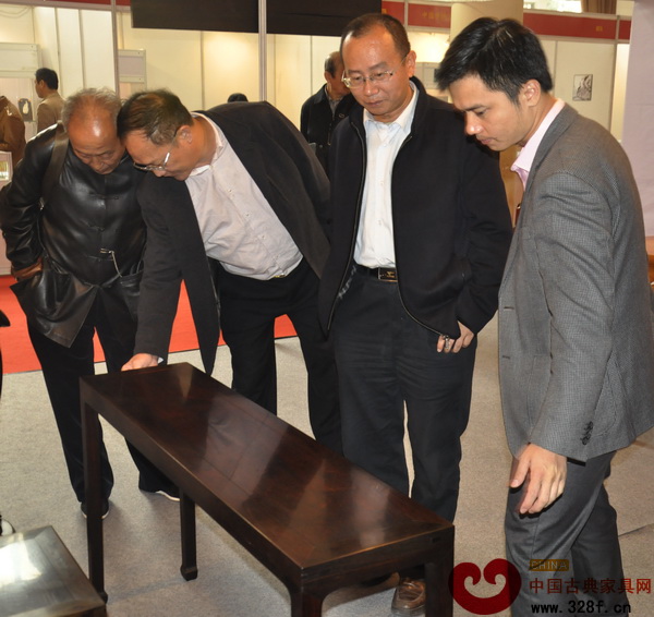 傳承工藝大師、古典家具修復(fù)專家王秀林(左一),明清宮廷家具專家、故宮博物院副研究員周京南(右二)對(duì)魯班木藝的全榫卯家具進(jìn)行點(diǎn)評(píng) 傳承工藝大師、古典家具修復(fù)專家王秀林(左一),明清宮廷家具專家、故宮博物院副研究員周京南(右二)對(duì)魯班木藝的全榫卯家具進(jìn)行點(diǎn)評(píng)