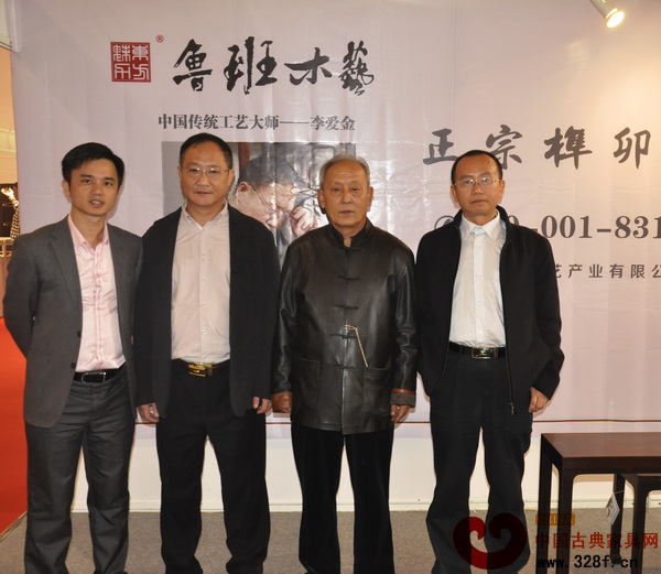 李愛金(左二)與專家們?cè)谡箯d內(nèi)合影留念 李愛金(左二)與專家們?cè)谡箯d內(nèi)合影留念