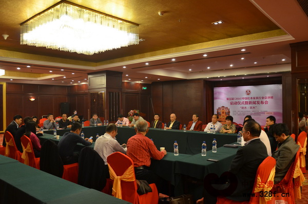 第五屆紅木總評榜組委會第一次工作會議上,專家學者、企業(yè)代表們正在熱烈討論目前紅木家具行業(yè)市場情況 第五屆紅木總評榜組委會第一次工作會議上,專家學者、企業(yè)代表們正在熱烈討論目前紅木家具行業(yè)市場情況