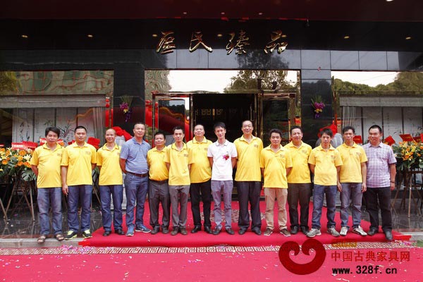 區(qū)根榮與區(qū)氏臻品總經(jīng)理區(qū)錦澤以及同事們在沙溪店開業(yè)典禮上合影 區(qū)根榮與區(qū)氏臻品總經(jīng)理區(qū)錦澤以及同事們在沙溪店開業(yè)典禮上合影