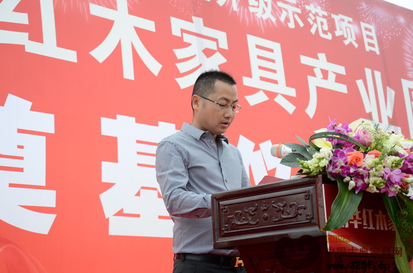 中山市市委常委、常務(wù)副市長謝中凡在南華紅木家具產(chǎn)業(yè)園奠基儀式現(xiàn)場(chǎng)接受媒體采訪 中山市市委常委、常務(wù)副市長謝中凡在南華紅木家具產(chǎn)業(yè)園奠基儀式現(xiàn)場(chǎng)接受媒體采訪