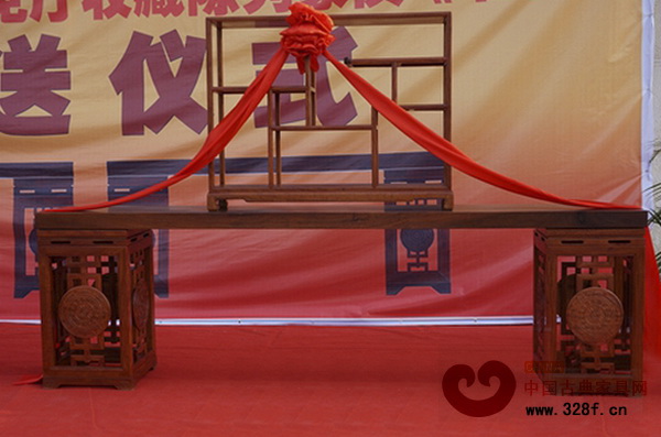 桂作《壯音》紅木書案被中南海外賓接見廳選送收藏陳列 桂作《壯音》紅木書案被中南海外賓接見廳選送收藏陳列