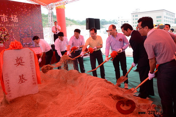 一眾領(lǐng)導(dǎo)嘉賓為遠(yuǎn)揚(yáng)紅木家具批發(fā)市場(chǎng)項(xiàng)目動(dòng)工培土 一眾領(lǐng)導(dǎo)嘉賓為遠(yuǎn)揚(yáng)紅木家具批發(fā)市場(chǎng)項(xiàng)目動(dòng)工培土