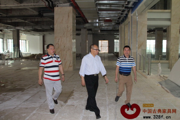 中國(guó)家具協(xié)會(huì)副理事長(zhǎng)陳寶光(中)參觀盈聯(lián)匯賣場(chǎng)內(nèi)部 中國(guó)家具協(xié)會(huì)副理事長(zhǎng)陳寶光(中)參觀盈聯(lián)匯賣場(chǎng)內(nèi)部