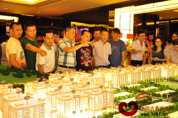 出席領(lǐng)導(dǎo)嘉賓參觀南華紅木家具產(chǎn)業(yè)園沙盤 出席領(lǐng)導(dǎo)嘉賓參觀南華紅木家具產(chǎn)業(yè)園沙盤