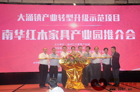 領(lǐng)導(dǎo)嘉賓與入駐企業(yè)代表進行推桿儀式 領(lǐng)導(dǎo)嘉賓與入駐企業(yè)代表進行推桿儀式