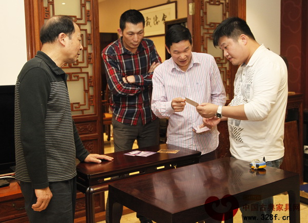 區(qū)勝春喜歡與紅木家具愛好者探討家具中的工藝與文化 區(qū)勝春喜歡與紅木家具愛好者探討家具中的工藝與文化