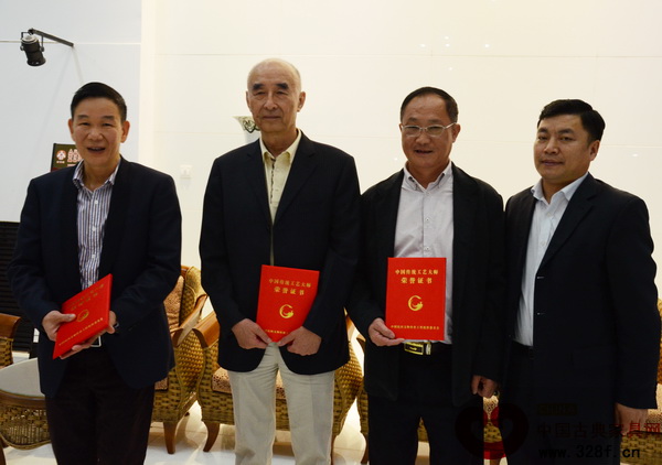 邵湘文（左二）榮獲中國傳統(tǒng)工藝大師稱號 