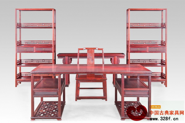 泰和園在中國傳統(tǒng)工藝大師邀請展上展示的作品《小葉柿蒂紋書房五件套》