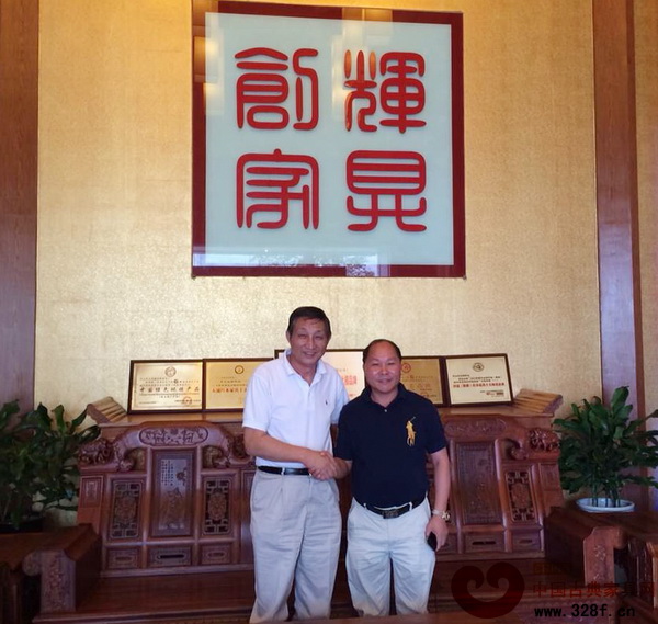 原故宮博物院文?？萍疾恐魅?、紅木家具著名專家曹靜樓（左）蒞臨創(chuàng)輝紅木參觀