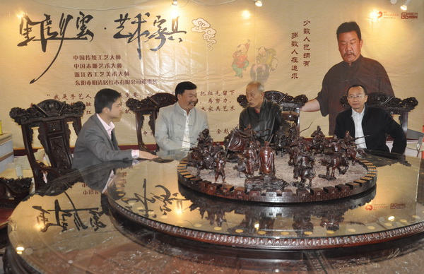 中國傳統(tǒng)工藝大師邀請展上,古典家具修復工藝大師王秀林(右二)與故宮博物院副研究員周京南(右一)點評金彪云大師的作品 中國傳統(tǒng)工藝大師邀請展上,古典家具修復工藝大師王秀林(右二)與故宮博物院副研究員周京南(右一)點評金彪云大師的作品