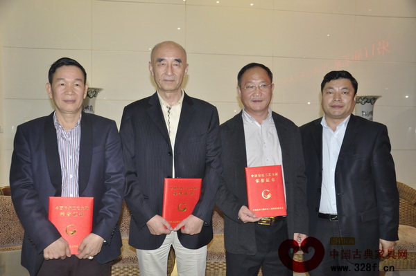 從左到右分別為新晉中國傳統(tǒng)工藝大師區(qū)勝春、邵湘文、李愛金與中國傳統(tǒng)家具研究會秘書長高肅獲獎后合影 從左到右分別為新晉中國傳統(tǒng)工藝大師區(qū)勝春、邵湘文、李愛金與中國傳統(tǒng)家具研究會秘書長高肅獲獎后合影