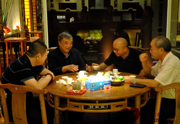 永琦紫檀藝術珍品館館長、中國明式家具專業(yè)委員會理事顧永琦一行人到訪合興·奇典居 永琦紫檀藝術珍品館館長、中國明式家具專業(yè)委員會理事顧永琦一行人到訪合興·奇典居