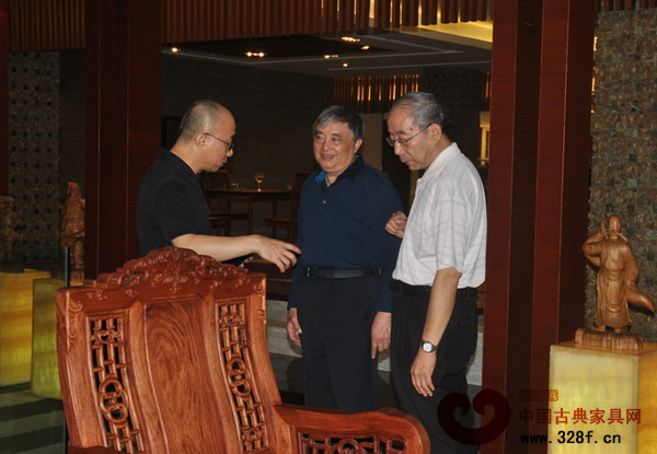 顧永琦從設計、工藝、人體工程學上給了這些產(chǎn)品相當高的評價,同時以他個人的一些看法給予了修改意見 顧永琦從設計、工藝、人體工程學上給了這些產(chǎn)品相當高的評價,同時以他個人的一些看法給予了修改意見