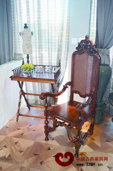 非對(duì)稱的椅子,讓整個(gè)家居添了幾分靈動(dòng)感 非對(duì)稱的椅子,讓整個(gè)家居添了幾分靈動(dòng)感