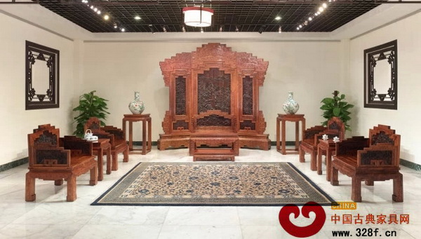 《越南黃花梨鑲小葉紫檀刻山水紋屏風(fēng)、小寶座加幾中堂系列》 《越南黃花梨鑲小葉紫檀刻山水紋屏風(fēng)、小寶座加幾中堂系列》