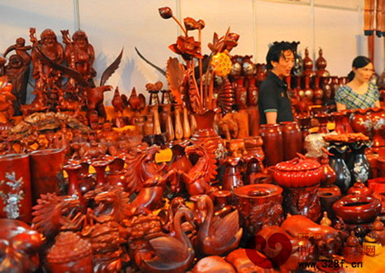上年邊交會紅木家具展區(qū)的紅木擺件 上年邊交會紅木家具展區(qū)的紅木擺件