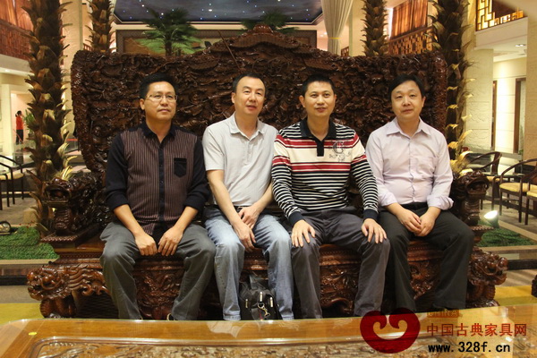 紅古軒總經(jīng)理吳赤宇(右二)與新疆克拉瑪依市委統(tǒng)戰(zhàn)部常務(wù)副部長、市工商聯(lián)黨組書記李軍(左二),中山市工商聯(lián)副主席吳國森(左一)合影留念 紅古軒總經(jīng)理吳赤宇(右二)與新疆克拉瑪依市委統(tǒng)戰(zhàn)部常務(wù)副部長、市工商聯(lián)黨組書記李軍(左二),中山市工商聯(lián)副主席吳國森(左一)合影留念