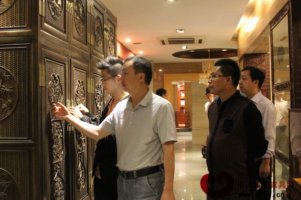 新疆克拉瑪依市委統(tǒng)戰(zhàn)部常務(wù)副部長、市工商聯(lián)黨組書記李軍與中山市工商聯(lián)副主席吳國森等一行人正在參觀紅古軒 新疆克拉瑪依市委統(tǒng)戰(zhàn)部常務(wù)副部長、市工商聯(lián)黨組書記李軍與中山市工商聯(lián)副主席吳國森等一行人正在參觀紅古軒