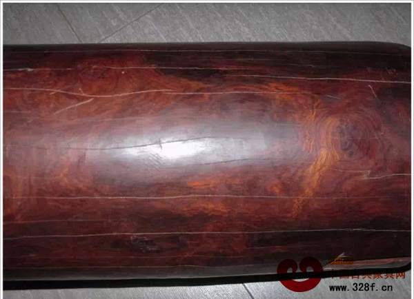 假的黃花梨料表面拋光,且有裂紋,而真的黃花梨料基本不會拋光再出售,因為成本太過昂貴 假的黃花梨料表面拋光,且有裂紋,而真的黃花梨料基本不會拋光再出售,因為成本太過昂貴