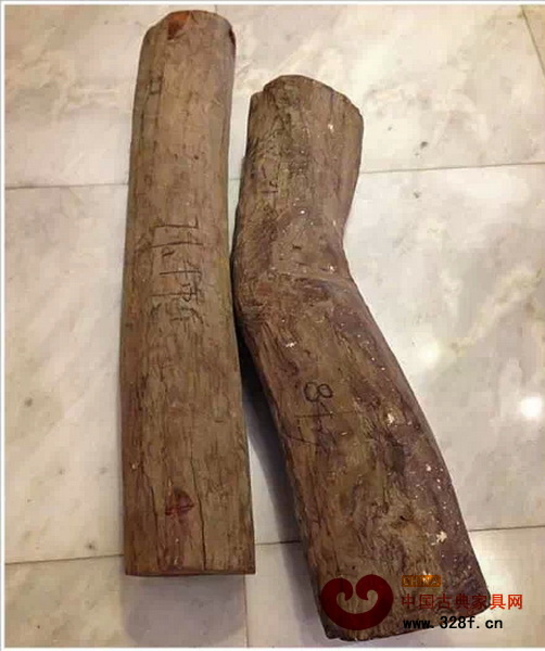 海南黃花梨拆房老料,這種規(guī)格還算是比較好的,其表面比較粗糙,遠不及假貨看起來精致 海南黃花梨拆房老料,這種規(guī)格還算是比較好的,其表面比較粗糙,遠不及假貨看起來精致