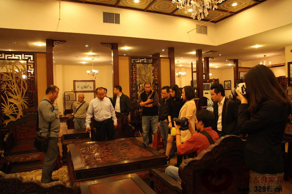 故宮博物院副研究員、明清宮廷家具專家周京南點(diǎn)評家寶紅木產(chǎn)品,吸引眾人圍觀 故宮博物院副研究員、明清宮廷家具專家周京南點(diǎn)評家寶紅木產(chǎn)品,吸引眾人圍觀