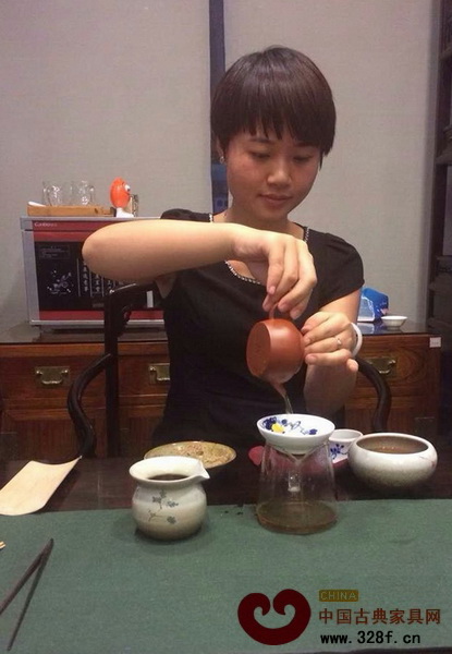 區(qū)氏臻品銷售員正在練習泡茶 區(qū)氏臻品銷售員正在練習泡茶