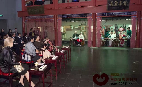 彭麗媛向三位夫人講解京劇勾臉、盤頭等“臺(tái)下功夫”