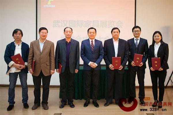 武漢國(guó)際博覽中心董事長(zhǎng)總經(jīng)理李涌先生現(xiàn)場(chǎng)為組委會(huì)成員頒發(fā)聘書 武漢國(guó)際博覽中心董事長(zhǎng)總經(jīng)理李涌先生現(xiàn)場(chǎng)為組委會(huì)成員頒發(fā)聘書