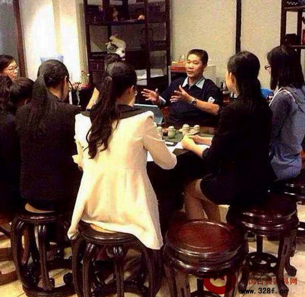 資深茶藝愛好者給區(qū)氏臻品銷售團隊在講解茶的發(fā)展史 資深茶藝愛好者給區(qū)氏臻品銷售團隊在講解茶的發(fā)展史