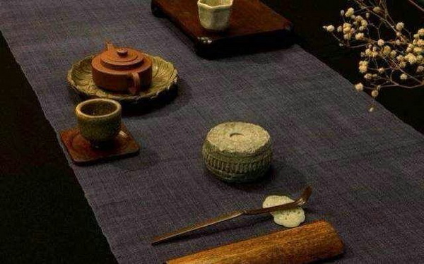 紅木桌子上擺滿了各種茶 紅木桌子上擺滿了各種茶