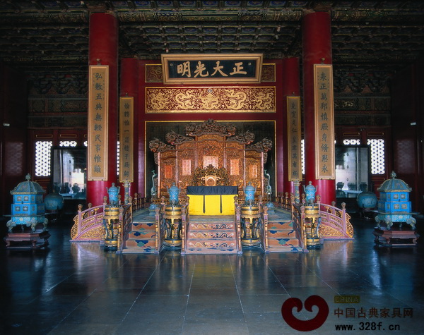 故宮乾清宮內(nèi)高高在上的龍椅寶座