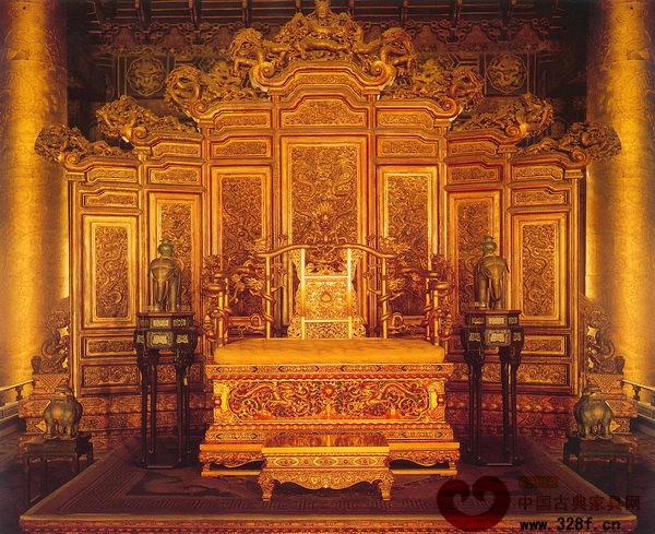 故宮太和殿內(nèi)金碧輝煌的龍椅寶座