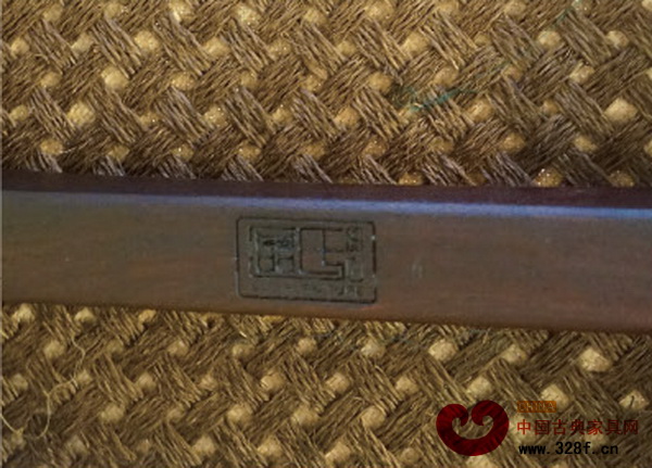 區(qū)氏臻品選擇將品牌logo刻在了家具底部 區(qū)氏臻品選擇將品牌logo刻在了家具底部