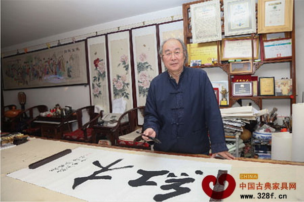 鄭希林先生揮毫潑墨,為《紅術》寫下由衷的祝愿 鄭希林先生揮毫潑墨,為《紅術》寫下由衷的祝愿