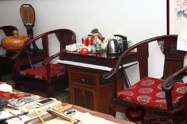 這套圈椅是鄭先生多年前用畫換來的,已經具有了濃厚的生活意味。 這套圈椅是鄭先生多年前用畫換來的,已經具有了濃厚的生活意味。