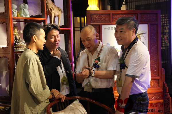 中國家具協(xié)會副理事長陳寶光（右二）蒞臨戴為紅木展館參觀