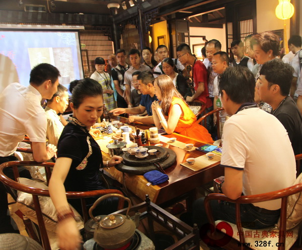 戴為紅木展館總是人來人往 