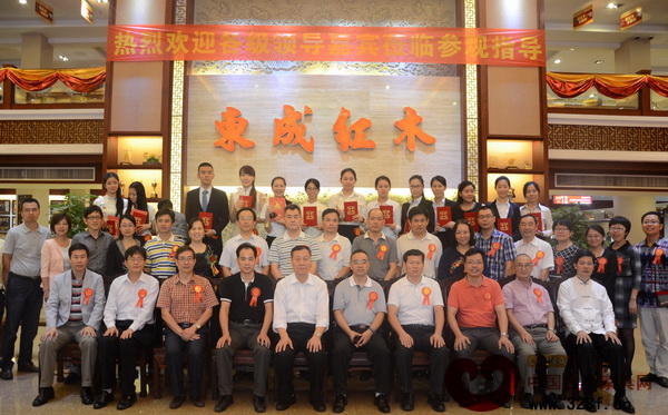 本次大賽獲獎選手與眾多嘉賓合影留念 本次大賽獲獎選手與眾多嘉賓合影留念