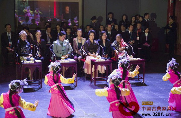 彭麗媛與三位夫人坐在圈椅上觀看孩子們表演的京劇選段 彭麗媛與三位夫人坐在圈椅上觀看孩子們表演的京劇選段