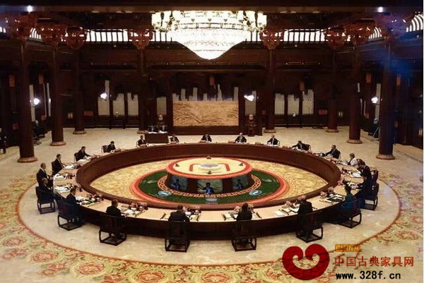 會(huì)場(chǎng)中各國(guó)政要坐在圈椅上 會(huì)場(chǎng)中各國(guó)政要坐在圈椅上