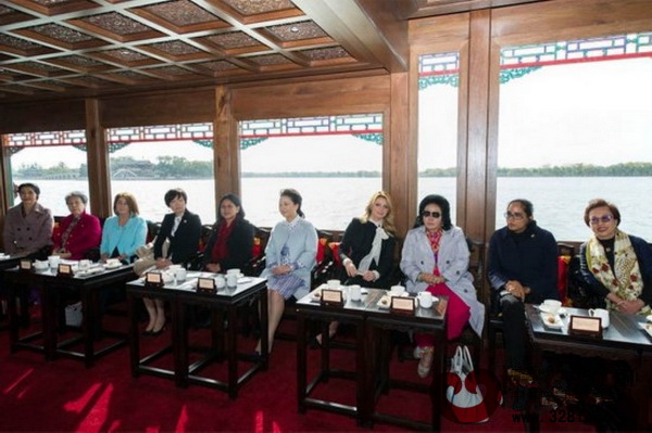 出現(xiàn)在游船上的紅木茶幾 出現(xiàn)在游船上的紅木茶幾