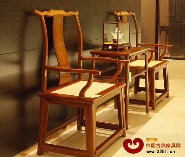 官帽椅靠背呈“s”型(區(qū)氏臻品供圖) 官帽椅靠背呈“s”型(區(qū)氏臻品供圖)