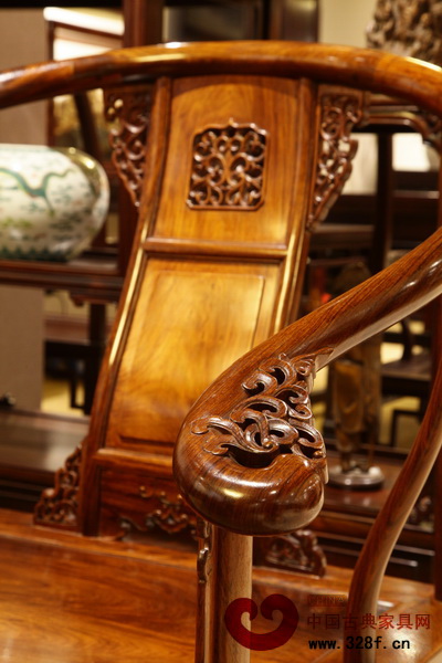 圈椅線條非常流暢(區(qū)氏臻品供圖) 圈椅線條非常流暢(區(qū)氏臻品供圖)