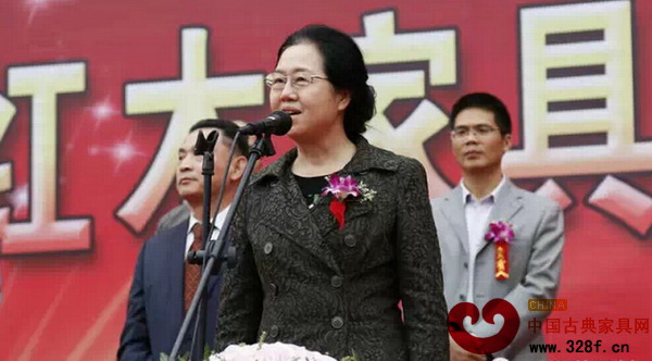 浙江省政協(xié)副主席陳艷華宣布花園紅木家具城五期正式開業(yè) 浙江省政協(xié)副主席陳艷華宣布花園紅木家具城五期正式開業(yè)