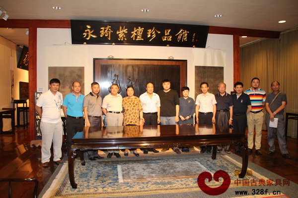 蕭照興(左六)與中山紅木家具行業(yè)骨干們一同參觀永琦紫檀珍品館并合影留念 蕭照興(左六)與中山紅木家具行業(yè)骨干們一同參觀永琦紫檀珍品館并合影留念
